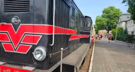 Kolejka wąskotorowa jako urozmaicenie wakacji 