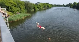 Bezmyślne i bardzo ryzykowne zabawy nad wodą