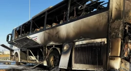Podróżowało nim 60 osób. Autobus spłonął doszczętnie (ZDJĘCIA)
