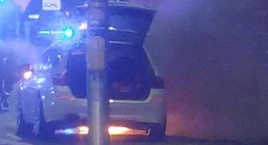 Przy ul. Świętokrzyskiej płonął samochód. Zatrważające zachowanie ludzi