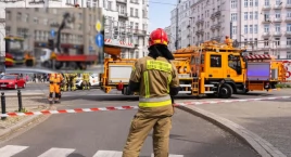 Dźwig zahaczył o sieć trakcyjną. Akcja strażaków na Śródmieściu (ZDJĘCIA)