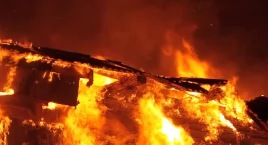 Groźny pożar bloku mieszkalnego w Ciechanowie