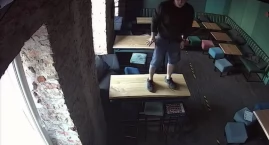 Włamał się do baru w Śródmieściu. Szuka go policja!
