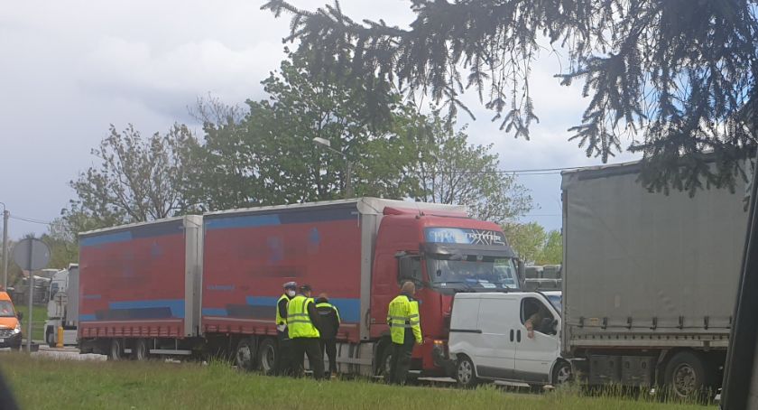 Dostawczak między tirami - zderzenie na DK 50 w Kołbieli