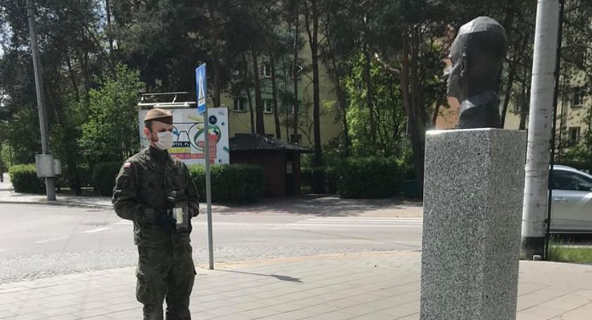 Terytorialsi pod pomnikiem rtm. Pileckiego w Otwocku