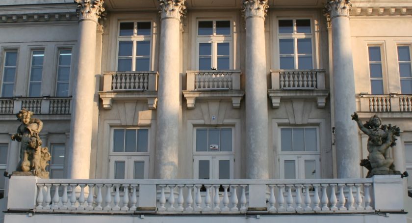 Anioły, świdermajer i brama do szpitala ze wsparciem konserwatora