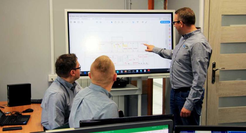 Informatyk na etacie czy outsourcing IT? Analiza kosztów