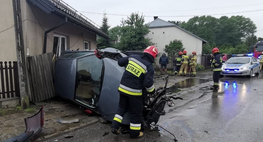 Samochodem wjechał w dom seniorki