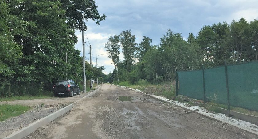 Zalewana ulica Pokojowa, bez chodnika i z kostki
