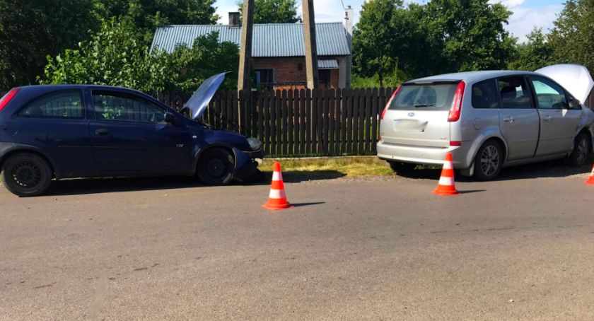 Zderzenie opla z fordem w Warszówce