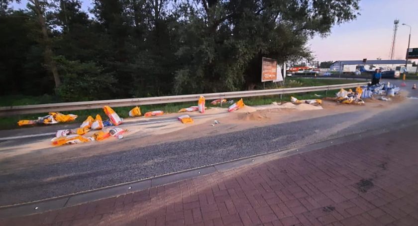Pasza wysypała się na jezdnię przy rondzie w Piotrowicach
