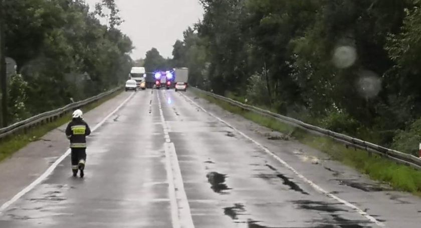 Zderzenie tirów na DW 801 w Karczewie