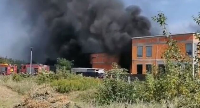 Pożar w budowanej hali w Karczewie. Zginęła jedna osoba