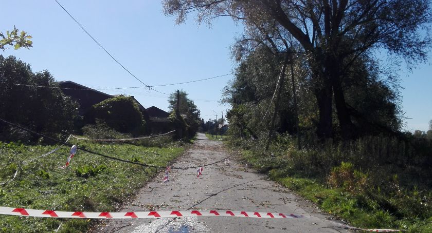 Zerwany dach, uszkodzone linie energetyczne - 38 interwencji straży po burzach