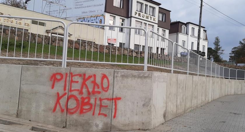 Spory wokół graffiti Strajku Kobiet w Otwocku 