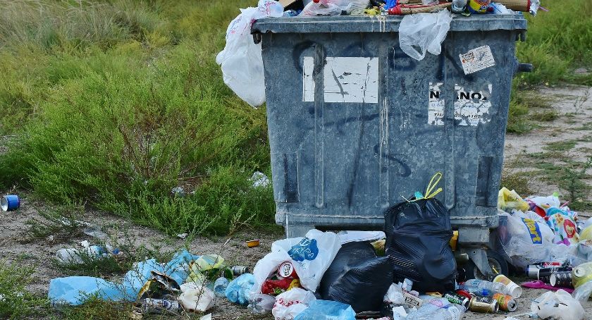 Wstrzymany odbiór odpadów w gminie Karczew. Kiedy mieszkańcy pozbędą się śmieci?