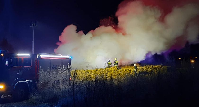 Nocą płonęły odpady szklarniowe w Piotrowicach