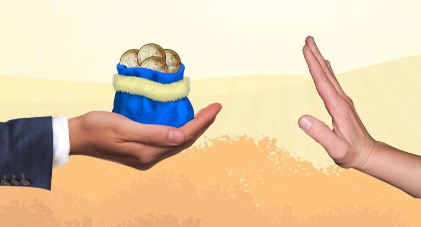 Polityczne gry PiS z odrzucaniem pomocy