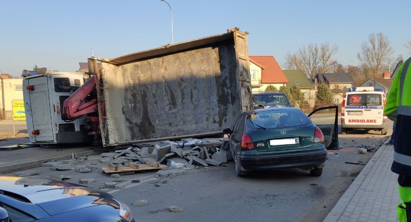 Toyota pod ciężarówką - wypadek w Otwocku Wólce Mlądzkiej