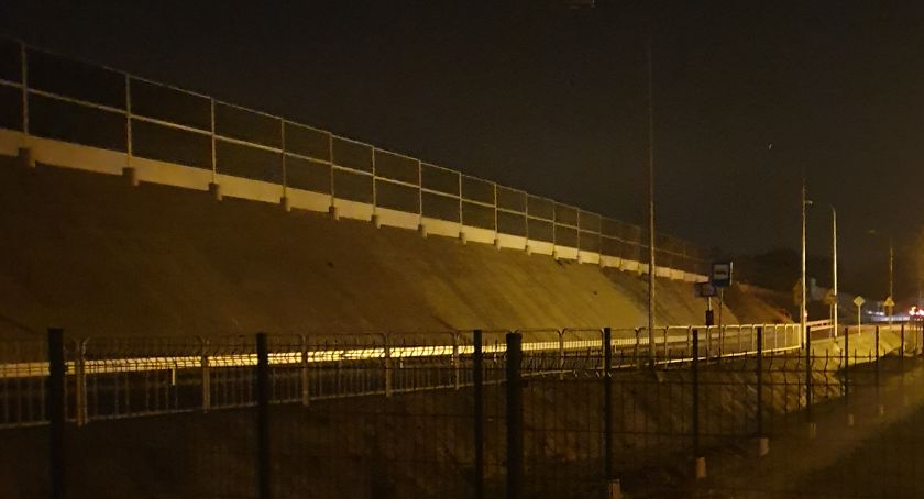 Kiedy zaświecą się lampy na drodze serwisowej w Wólce Mlądzkiej?