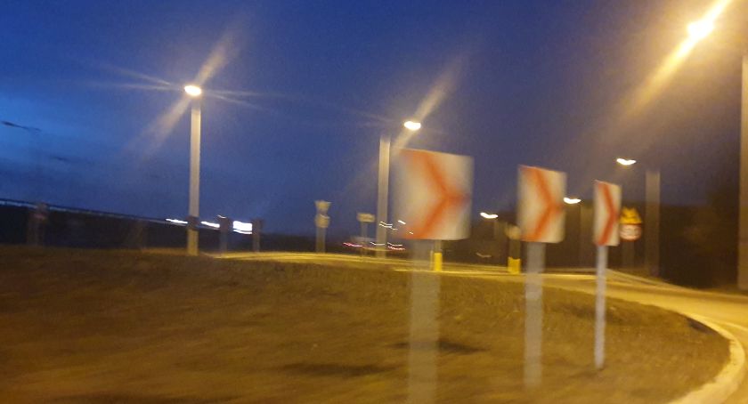Świecą lampy na serwisówce w Wólce Mlądzkiej