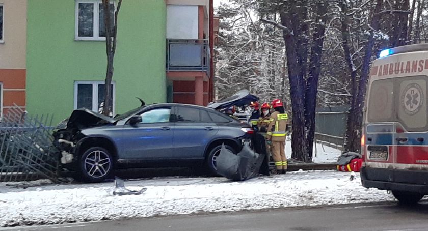 Pijany kierowca zakończył ucieczkę na parkanie osiedla Soplicowo w Otwocku 
