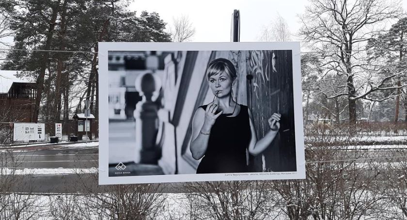 Plenerowa wystawa o kobietach w Józefowie