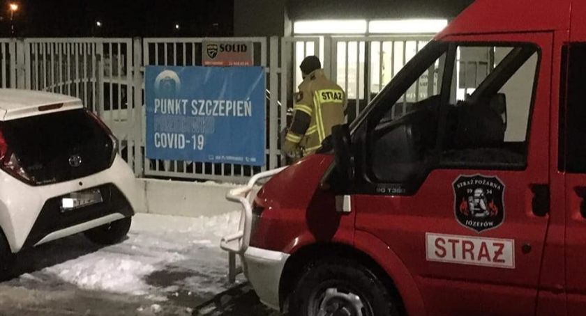 Strażacy pomagają seniorom dojechać na szczepienie