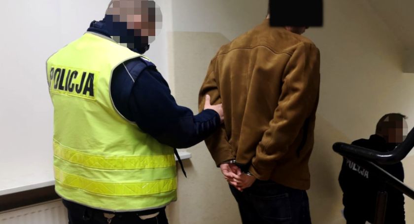 Pijany wiózł córkę do szkoły, trzeźwiał na komendzie