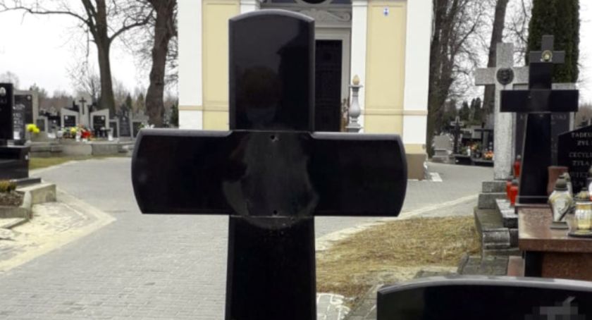 Ukradli z cmentarzy 2,5 tony zdobień nagrobków