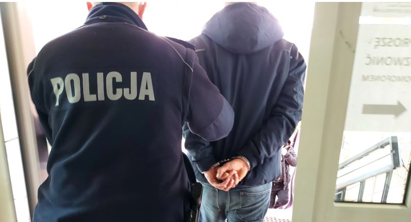 Przemocą zabrali alkohol ze sklepu w Józefowie