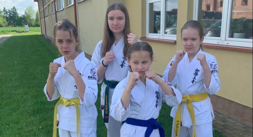 Zawodniczki Kazoku z medalami Memoriału Cichociemnych