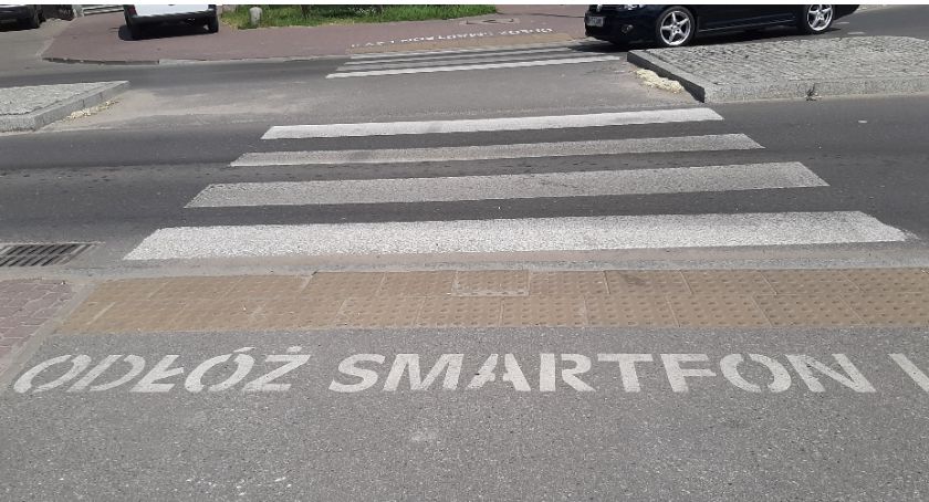 Na przejściu dla pieszych bez telefonu przy uchu