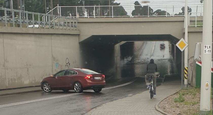Tunel w Otwocku Świdrze zalany