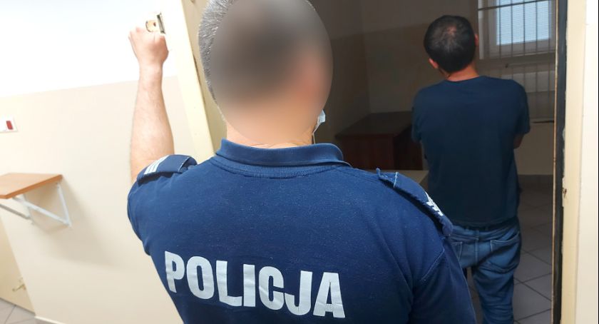 Otwock - okradli kobietę uszkadzając oponę jej samochodu