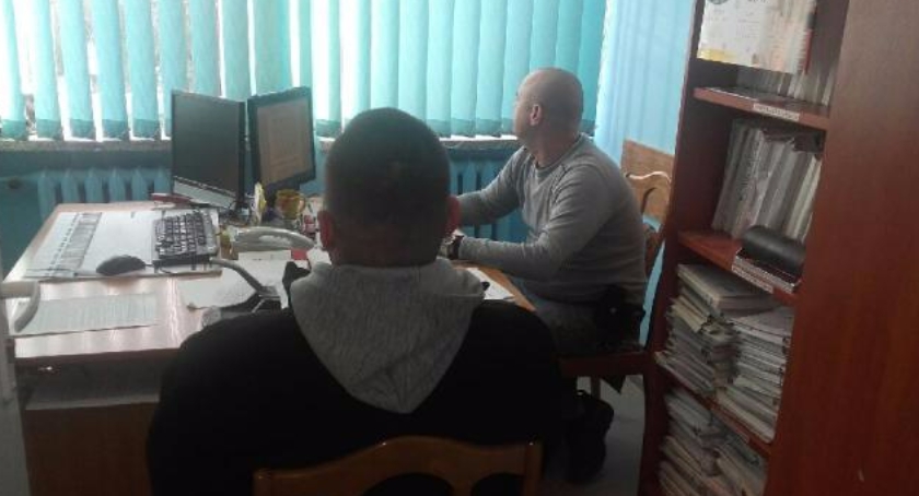 Celestynów: Wyrzucił chorego psa do lasu