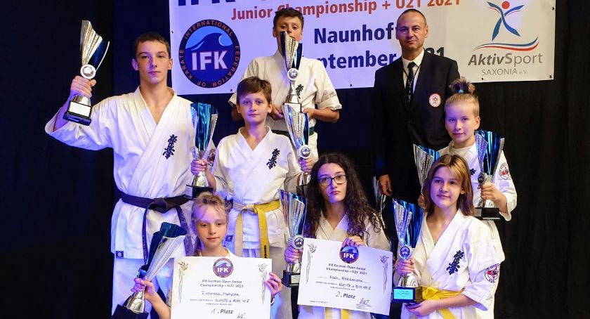 Zawodnicy KSW Bushi z workiem medali