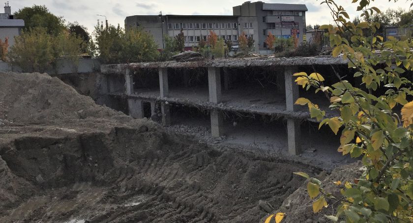 Otwock: Były parkingi - jest dziura