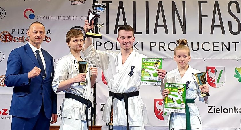 Zawodnicy KSW Bushi z Pucharami Niepodległości