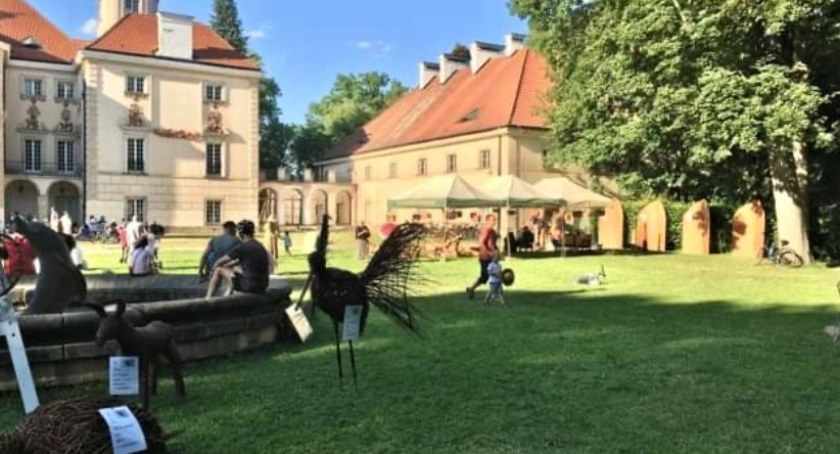 Otwocka bajka o wiklinowych rzeźbach
