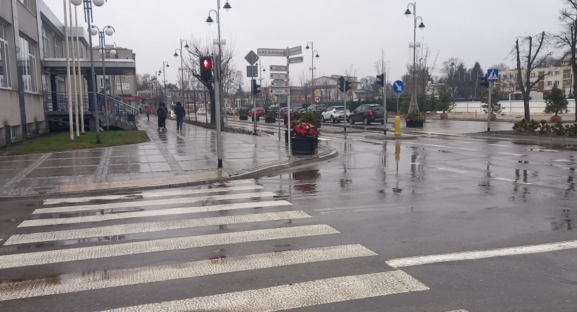 Mimo czerwonego światła wtargnęła na pasy - niemal pod koła autobusu