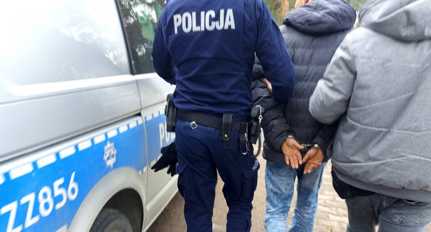 Dwaj mężczyźni pobili współlokatora, matka jednego zaatakowała policjantów