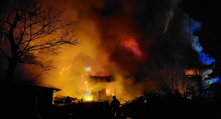 Józefów. Pożar dwóch budynków gasiło 50 strażaków