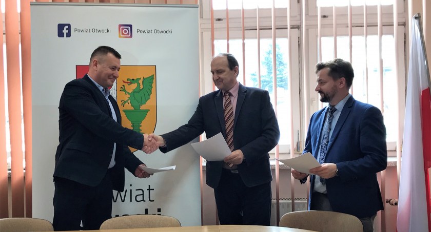 Modernizacja drogi powiatowej w Dąbrówce i w Starej Wsi - umowa podpisana