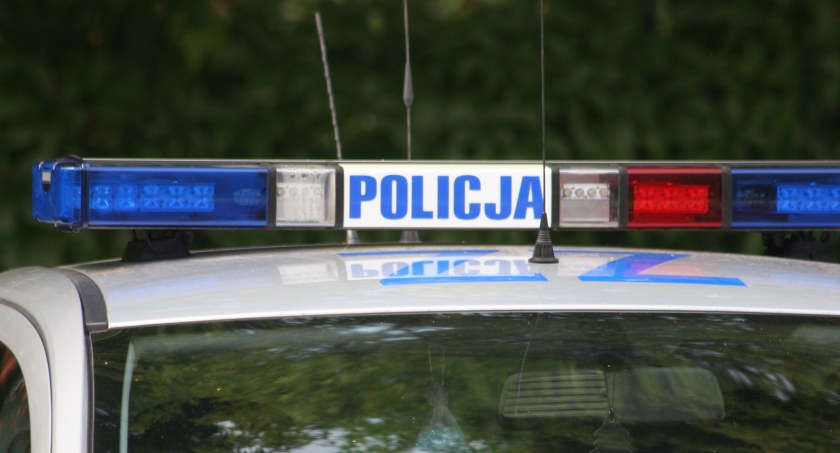 Pijany kierowca zostawił auto w rowie i uciekł