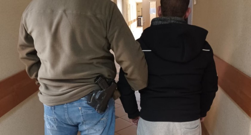 Oszuści internetowi zatrzymani. Przedstawiali fałszywe dokumenty opłaty