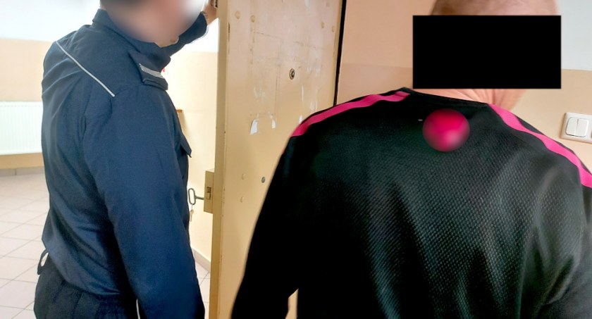 Kierował po pijaku, przed policją ukrył się w… wersalce