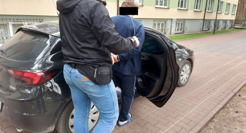 20-latek skopany przez znajomych na ulicy, w centrum miasta