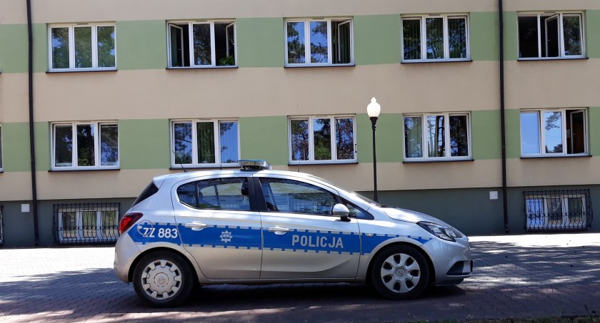 Matka pijana, a mała córeczka szła środkiem ulicy
