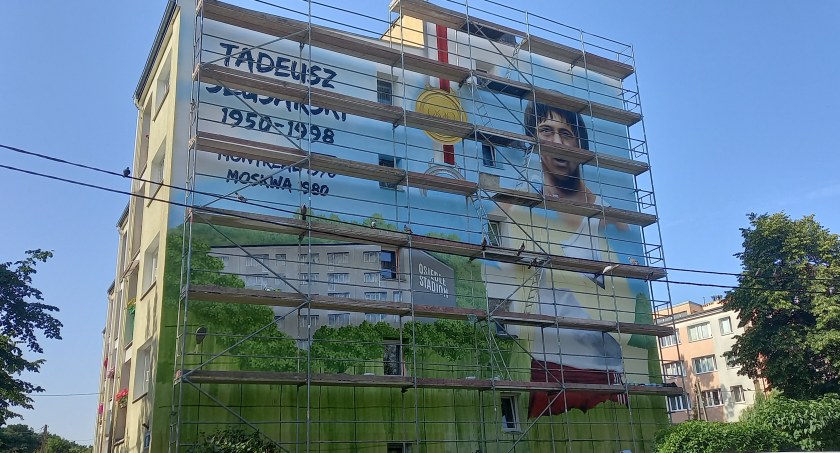 Otwock. Mural Tadeusza Ślusarskiego na ukończeniu